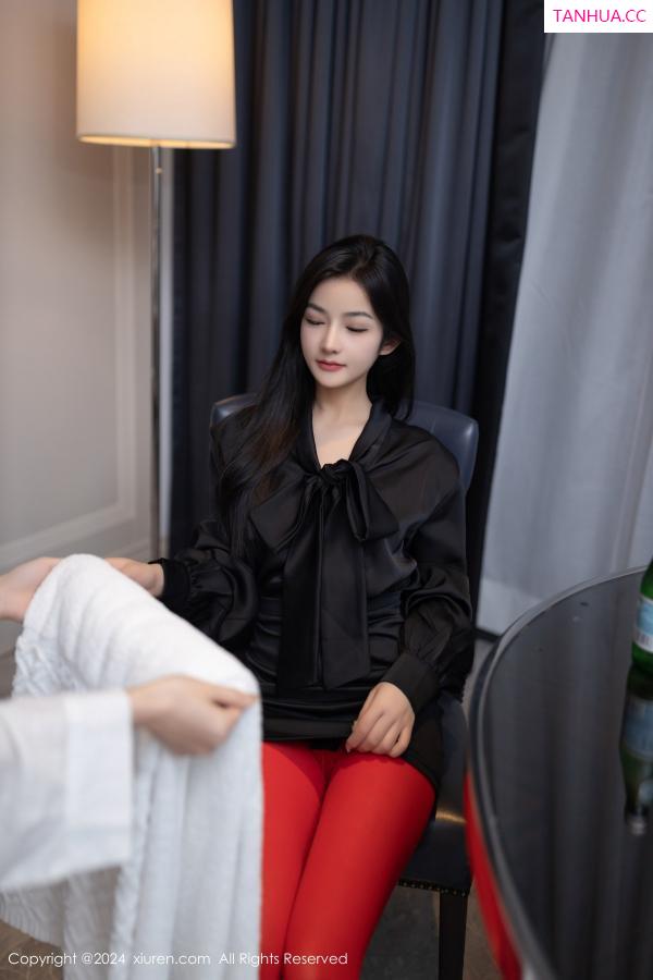   [XiuRen]高清写真图 2024.07.03 No.8801 谭小灵 丝袜美腿第3张图片